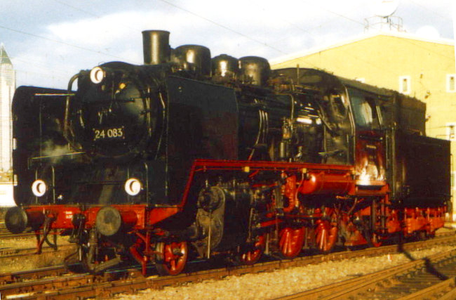 24 083 im Bahnbetriebswerk Frankfurt (a.M.) 1, im Oktober 2001