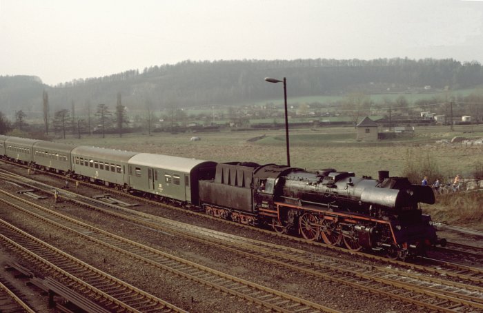 35&nbsp1106 mit P&nbsp15769 an der Einfahrt von Nossen, am 10.03.1977