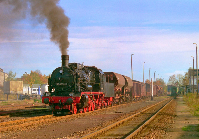 38 205 vor Foto-Güterzug Nr.81995 in Zwönitz, um 15:15h am 14.10.1996