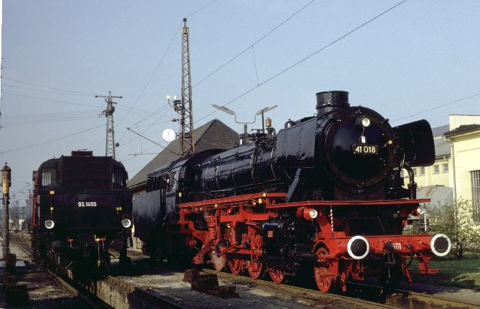41 018 neben 93.1455 in Attnang-Puchheim (Österreich), am 25.05.1980