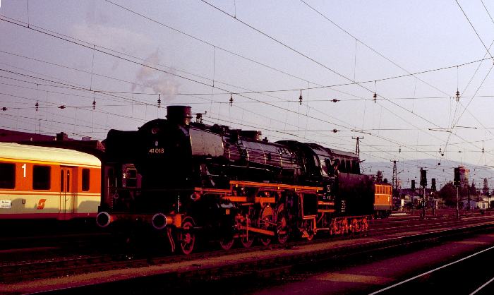41 018 setzt um Richtung Betriebswerk von Attnang-Puchheim, um 18:45h am 25.05.1980
