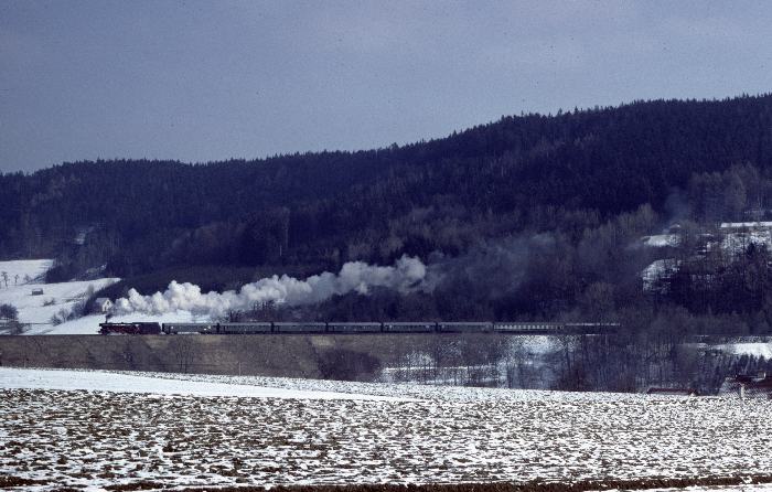 41 018 mit Sonderzug in der Schleife bei Engelfing (vor Bf Holzleithe), am 15.02.1981