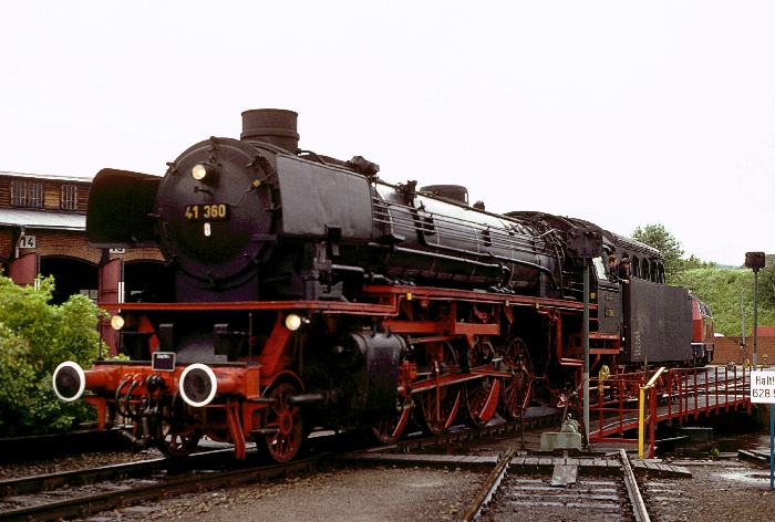 Die Gelsenkirchener 41 360  (bekannt aus Rheine als „042 360“) hat einen Sonderzug nach Kiel gebracht und wird dort im damals noch existenten alten Bw gedreht, um 13:00h am 26.06.1987