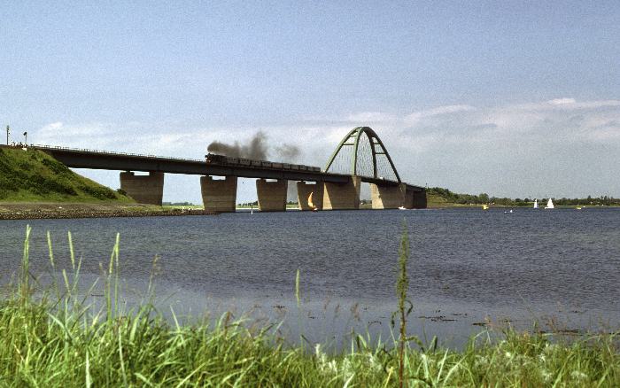 41 360 mit Sonderzug E 27317 von Puttgarden nach Hamburg zurück, natürlich auf der Brücke über den Fehmarnsund fotografiert, um 15:05h am 28.06.1987