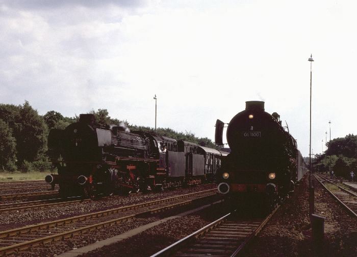 Hier überholt die 41 360 mit Sonderzug aus Essen die 01 1100 mit Sonderzug aus Hannover, auf der Heidebahn  fotografiert in Schwarmstedt, am 29.05.1988