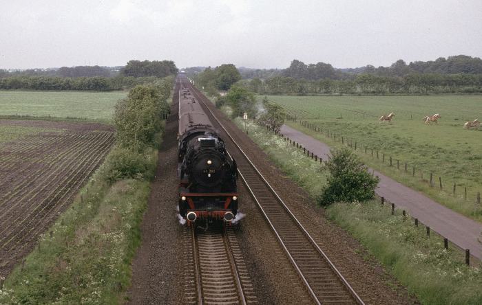 41 360 mit Sonderzug D 27301 von Kiel nach Hamburg, südlich von Neumünster bei Padenstedt, am 01.06.1988
