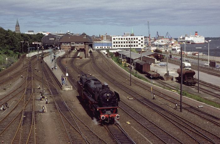 41 360 Umsetzen im Bahnhof Kiel Hbf, am 11.06.1988