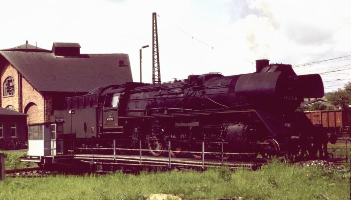 41 1273 auf der Drehscheibe in Camburg, 11.05.1983