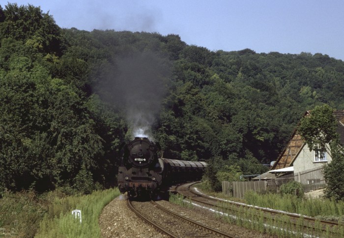 41 1225 mit Durchgangsgüterzug nach Saalfeld hinter Ausfahrt Camburg bei Döbritzschen, um 14:20h am 30.08.1983