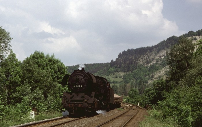 41 1150 mit Nahgüterzug nach Saalfeld, hinter Ausfahrt Kahla, um 13:44h am 01.06.1985