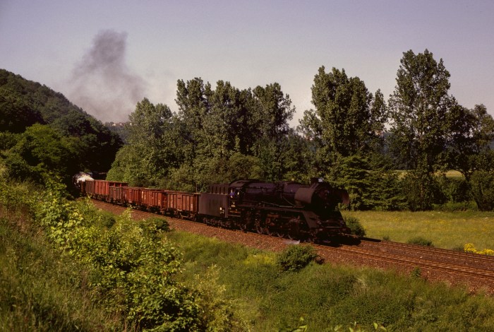 41 1273 mit Güterzug bei Zeutsch, 02.06.1985