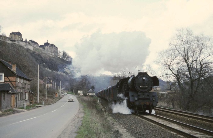 41 1125 mit Dg 55445 im Saaletal, unverkennbar bei Dornburg, Ende Februar 1982