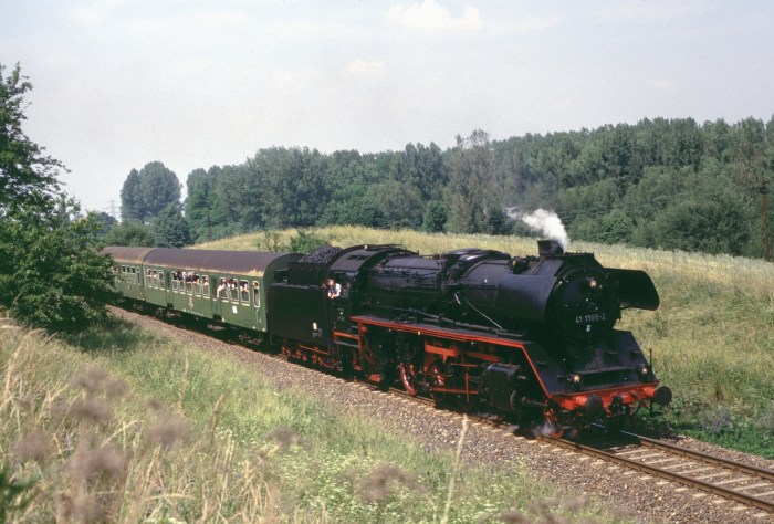 41 1185 mit RB 7817 Ausfahrt Breitungen, 29.06.1997
