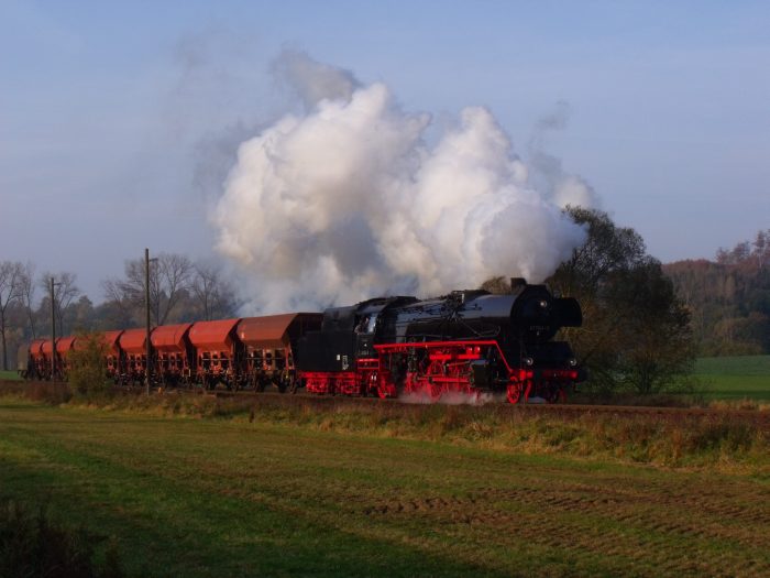 41 1144 mit einem gestellten (= Unwort-Bezeichnung: gefakten...;-) Güterzug aus Richtung Salzungen nach Eisenach Ausfahrt aus Oberrohn, um 9:36h am 28.10.2011