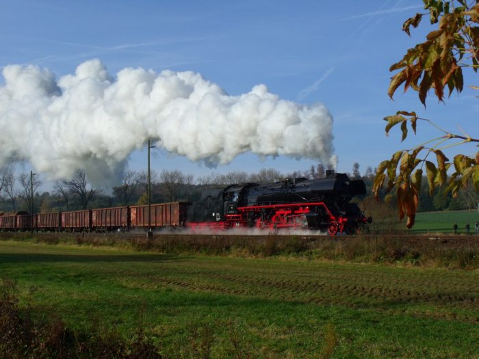 41 1144 mit Holzzug DGz 103 Richtung Eisenach an der Ausfahrt von Oberrohn, um 10:38h am 27.10.2011
