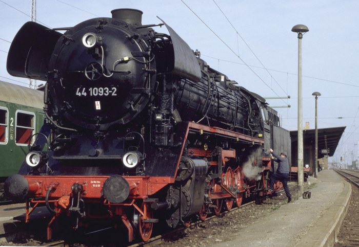 Die 44 1093, damals noch mit Kohlefeuerung, wartet schon, um vor den Schnellzug D 551 nach Meiningen zu gehen, der schön lang war und daher auch hervorragende Mitfahr-Aufnahmen garantiert hatte, fotografiert im Bahnhof Arnstadt um 10:15h am 11.04.1992.