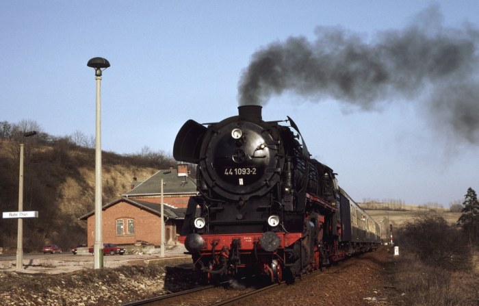 44 1093 vor N 6885 im Bahnhof Rohr, 19.03.1993