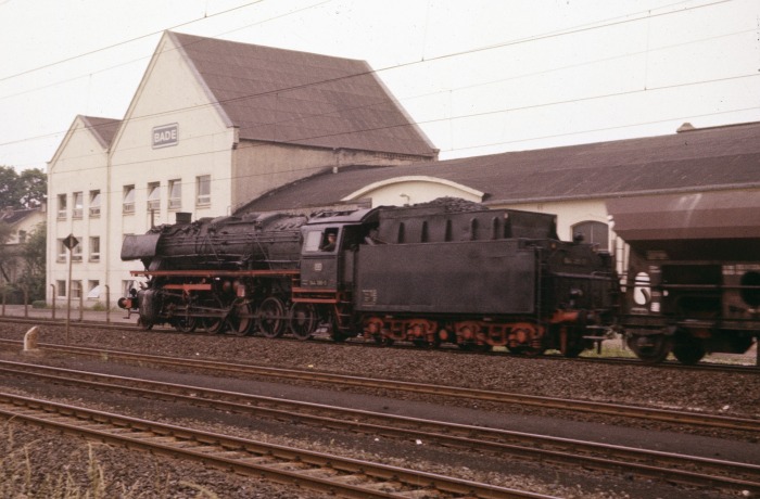044 390 kommt mit Güterzug aus Richtung Braunschweig am östlichen Stadtrand von Lehrte angefahren, um 9:27h am 24.06.1975