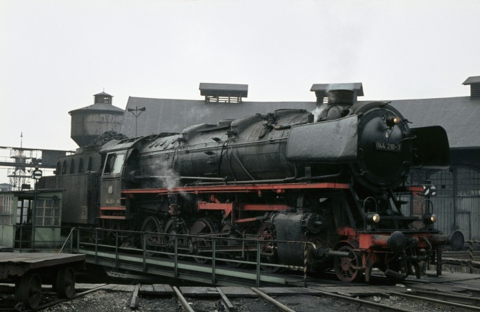 044 210 auf der Drehscheibe im Bw Ottbergen, am 23.03.1976