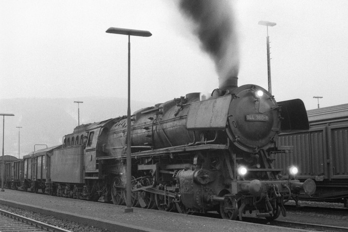 044 360 wartet vor Güterzug Ng 64119 im Bahnhof Oker, am Abend des 25.03.1976 um 18:40h