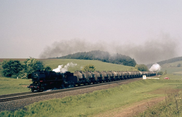 044 682 mit Silowagenzug nach Ellrich-Nordhausen, geschoben von 044 678, vor Osterhagen, am 29.05.1976