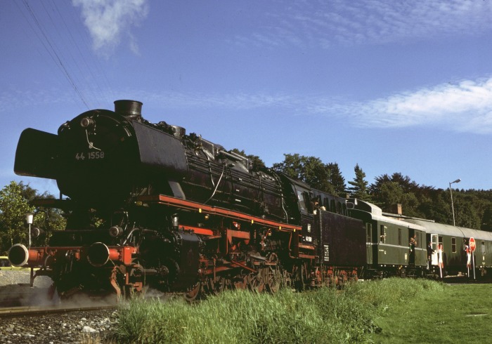 44 1558 vor Sonderzug in Warstein (WLE), am 16.09.1979