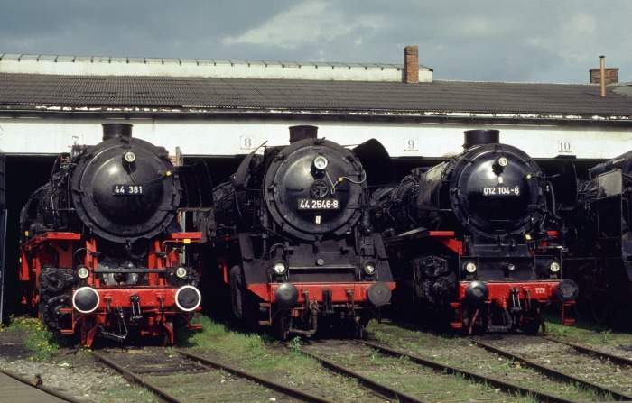 44 381 neben 44 546 und 01 1104 im BEM Nördlingen, am 01.05.1999