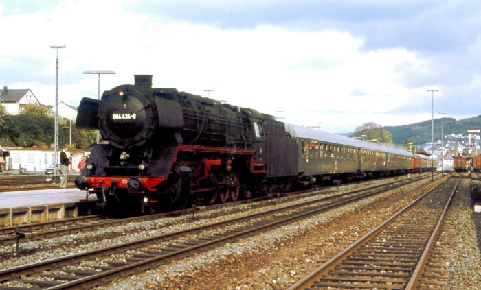 044 434 vor einem Sonderzug im Bahnhof Meschede, im Mai 1977