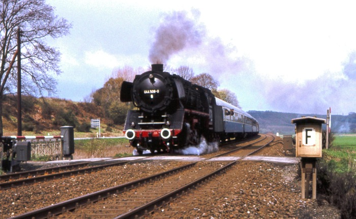 044 508 mit Sonderzug bei Meschede, im April 1977