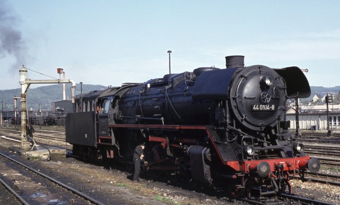 44 0104 am Wasserkran im Bahnhof Saalfeld, am 12.10.1976