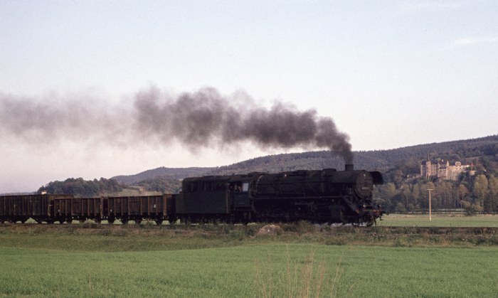Unbekannte aber für die Saaletalstrecke eigentlich nicht so üblich ungepflegte 44 mit Güterzug Richtung Rudolstadt bei Kirchhasel mit dem Schloß Weißenburg im Hintergrund, am 12.10.1976