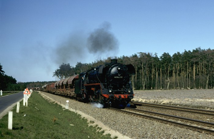 44 0453 mit Güterzug vor Ludwigslust, am 03.05.1980