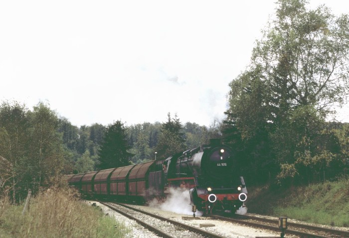 44 1616 mit Salzzug auf der HzL, einfahrend Gammertingen, 17.09.1994 44 1616 mit Salzzug auf der HzL, einfahrend Gammertingen, 17.09.1994