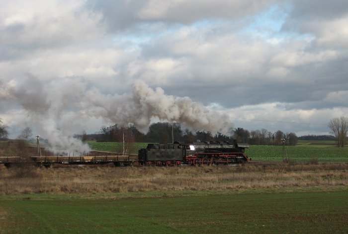 44 2546 mit Hackschnitzel-Spezialgüterzug Dgz 64863 hinter Fremdingen, 23.11.2009