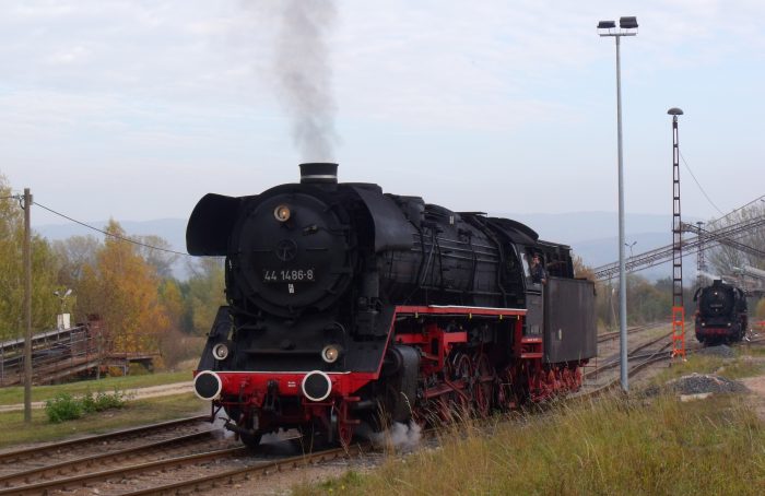 44 2546 noch Wasser erhält, fährt 44 1486 schon mal vor zum Bahnhof, um dort als Zuglok vor den zuvor abgestellten Kieszug zu spannen, um 15:03h am 29.10.2011 44 2546 noch Wasser erhält, fährt 44 1486 schon mal vor zum Bahnhof, um dort als Zuglok vor den zuvor abgestellten Kieszug zu spannen, um 15:03h am 29.10.2011