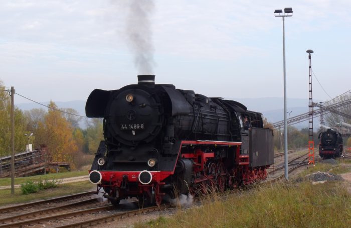 44 2546 noch Wasser erhält, fährt 44 1486 schon mal vor zum Bahnhof, um dort als Zuglok vor den zuvor abgestellten Kieszug zu spannen, um 15:03h am 29.10.2011