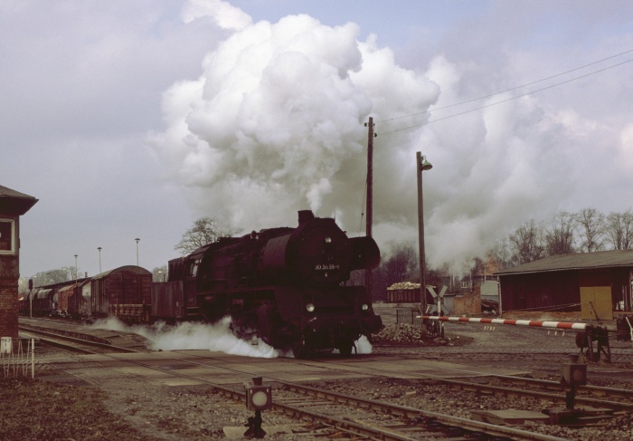 50 3638 mit Ng 61851 Richtung Wittenberge Ausfahrt Grabow, um 12:07h am 15.03.1985