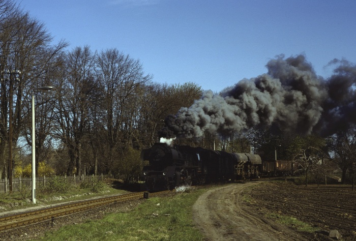 50 3557 mit Ng 64784 Ausfahrt Schwanebeck, um 10:55h am 18.04.1982