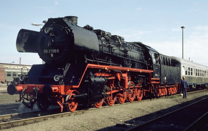 50 3708 vor VBV-Sonderzug in Wernigerode, am 08.04.1990