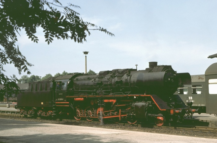 50 3668 geht vor den P 7766 in Nossen, 15.08.1978