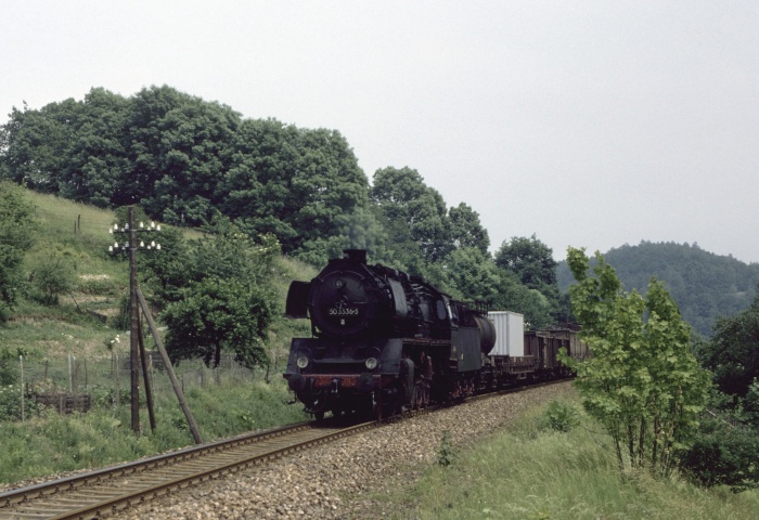 50 3536 mit Güterzug Richtung Döbeln kurz vor der Mulde-Brücke hinter Gleisberg-Marbach, um 13:47h am 18.06.1982 50 3536 mit Güterzug Richtung Döbeln kurz vor der Mulde-Brücke hinter Gleisberg-Marbach, um 13:47h am 18.06.1982