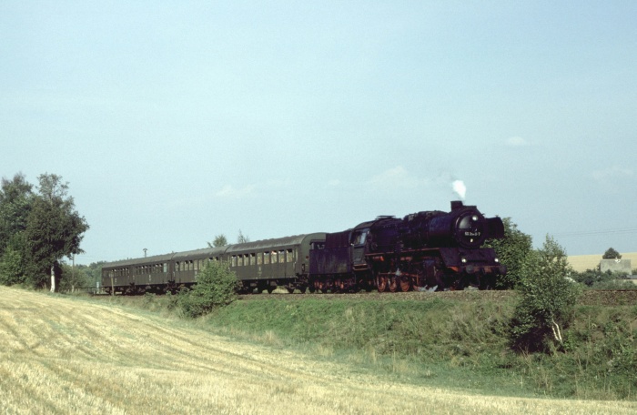 50 3540 mit dem damals auch recht bekannten P 15771 (Riesa-Nossen) am Haltepunkt Oberstößwitz, um 17:05h am 23.08.1982