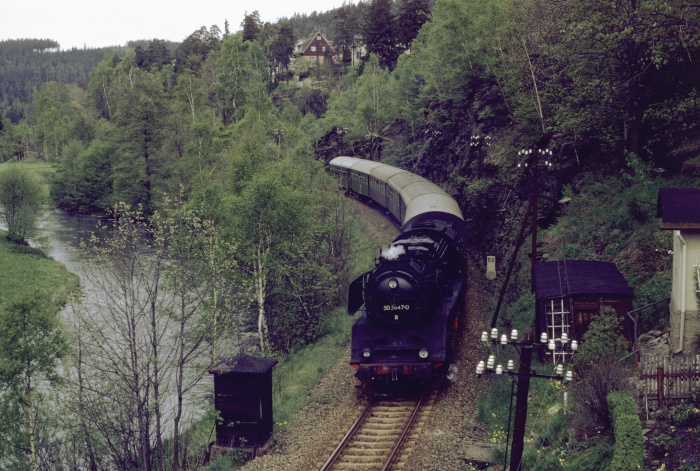 50 3647 mit P 17624 vor Bockau, 12.05.1983 50 3647 mit P 17624 vor Bockau, 12.05.1983