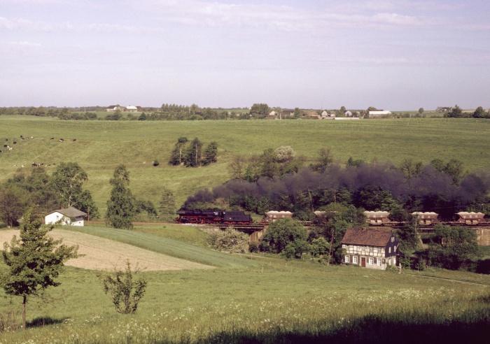 50 3698 mit Schotterzug im Striegistal vor Hainichen, 17.05.1983