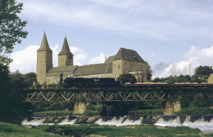 50 3523 mit Sandzug Gag 56353 auf Muldebrücke in Rochlitz, 03.09.1983