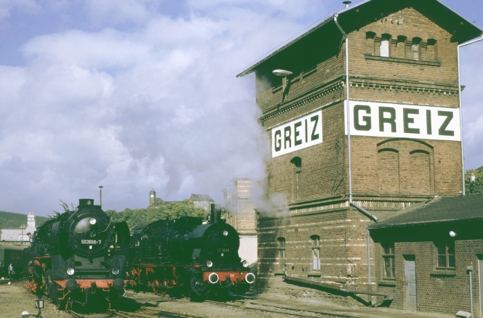 50 3688 neben 57 3297 im Bw Greiz, 21.09.1990 50 3688 neben 57 3297 im Bw Greiz, 21.09.1990