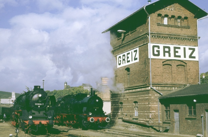 50 3688 neben 57 3297 im Bw Greiz, 21.09.1990