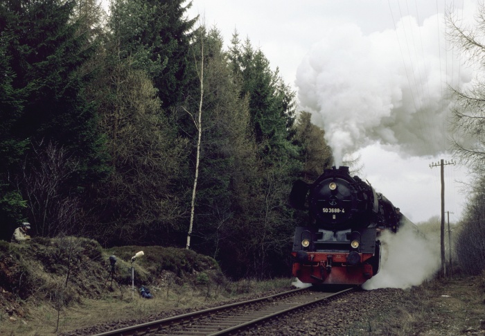 50 3688 zieht N 14787 hinter Möhrenbach, 21.03.1995 50 3688 zieht N 14787 hinter Möhrenbach, 21.03.1995