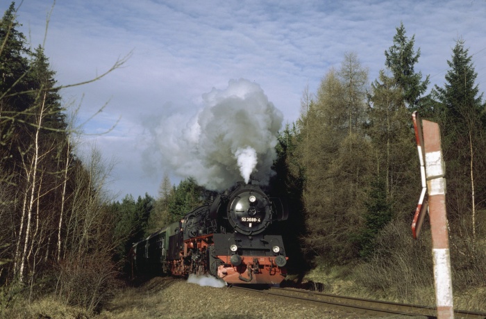 50 3688 mit N 14789 vor Möhrenbach, 22.03.1995 50 3688 mit N 14789 vor Möhrenbach, 22.03.1995