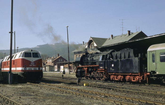 50 3688 vor N 14787 und 228 700 in Ilmenau, 23.03.1995 50 3688 vor N 14787 und 228 700 in Ilmenau, 23.03.1995